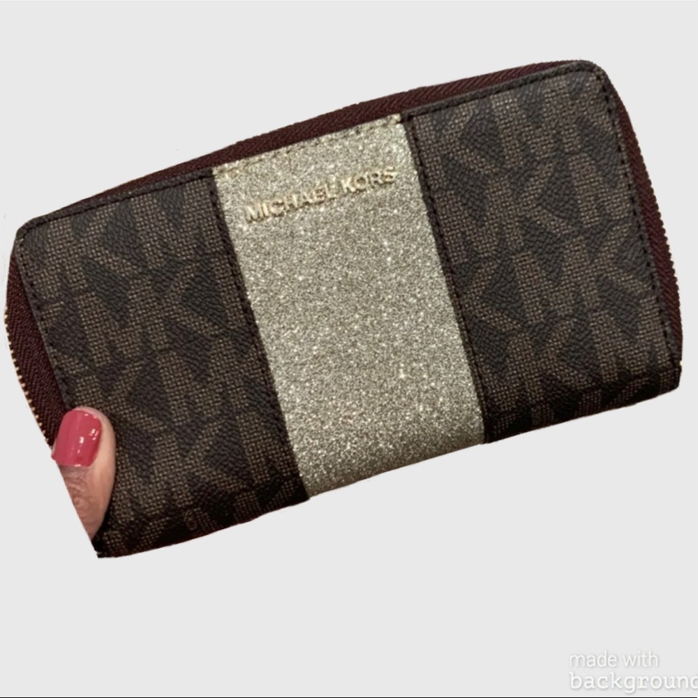⭐️⭐️Michael Kors Jet Set Phone wristlet!